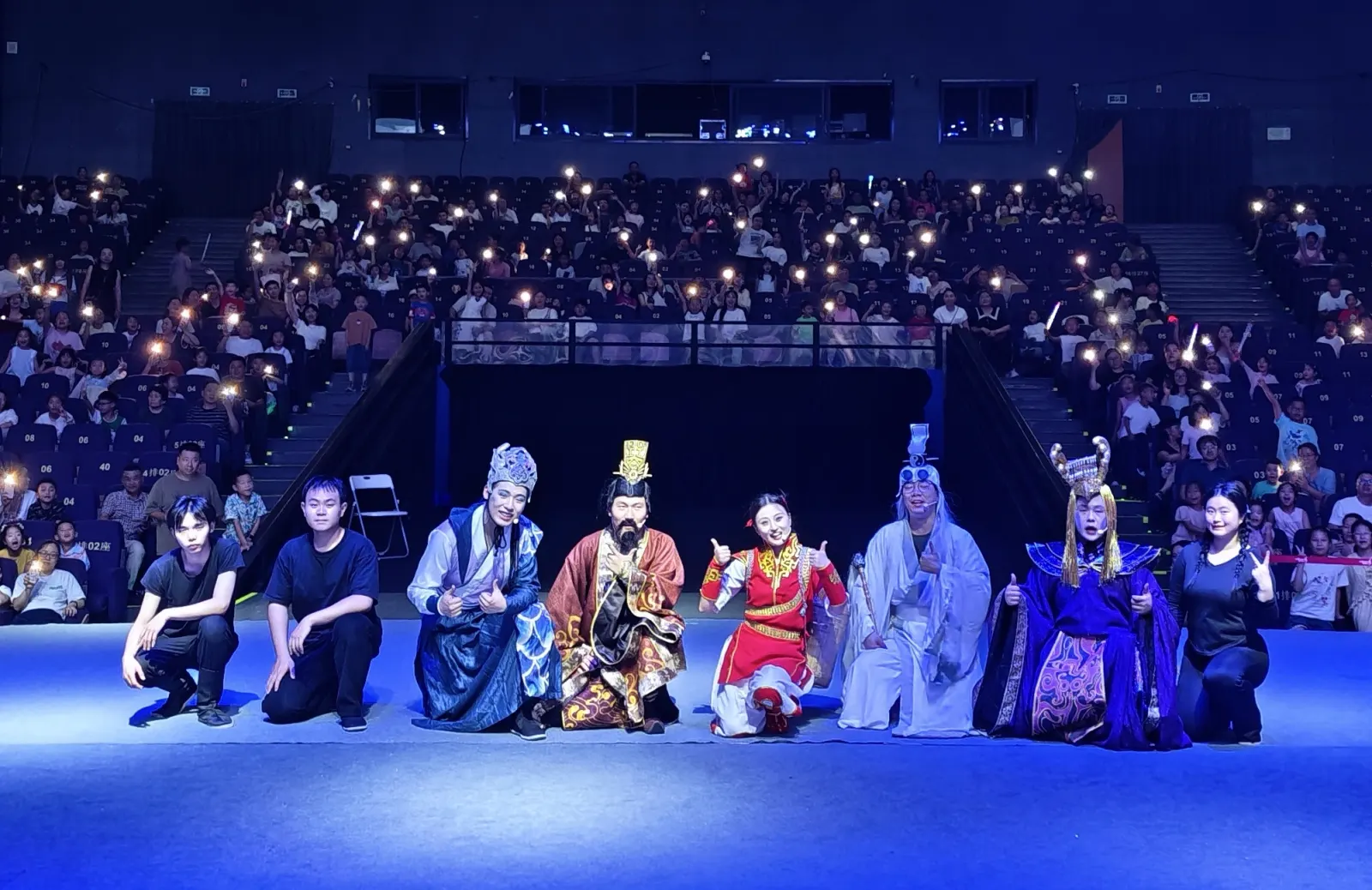 演员谢幕大合照，观众席亮起手机灯光